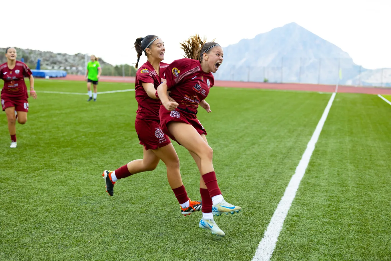Le calciatrici del Trapani festeggiano insieme in maglia granata