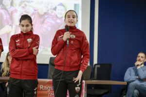 RAGAZZE CON IN TACCHETTI-10