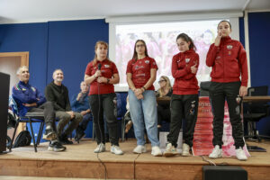 RAGAZZE CON IN TACCHETTI-09